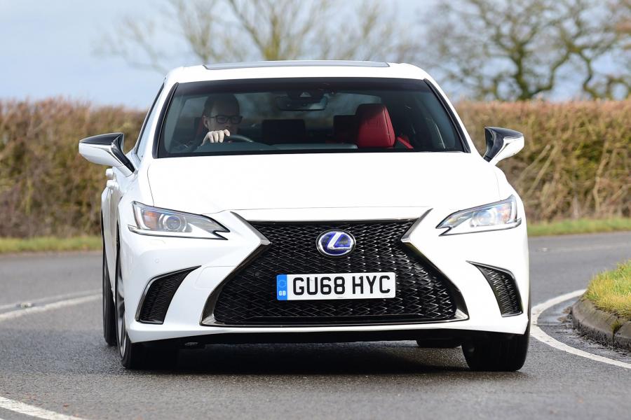  Lexus ES300h F-Sport 2019 года  (UK) (фото 5 из 13)
